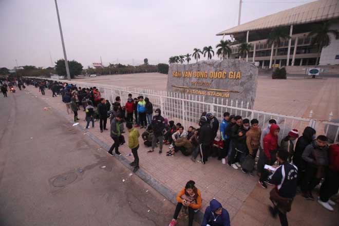CĐV xếp hàng xuyên đêm, chờ mua vé trận Việt Nam - Indonesia