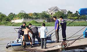 Sà lan đâm chìm ghe trên sông Sài Gòn, hai mẹ con mất tích
