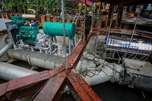 Vận hành máy bơm chống ngập ở 'rốn' ngập TP HCM